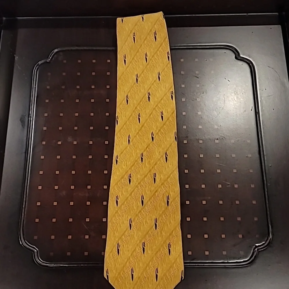 Bill Blass Black Label 100% Silk Soft Tie Gold Black 4